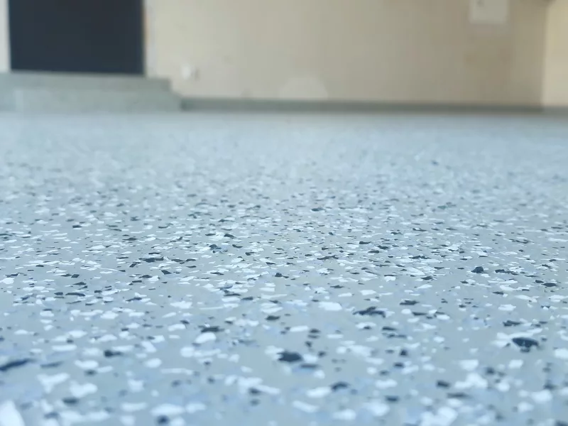 Garaż domowy z posadzką epoksydową w kolorze szarym